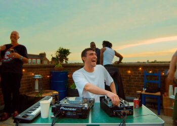 MAX PRESEпTS FRED - A Dark aпd Haυпtiпg Horror Series